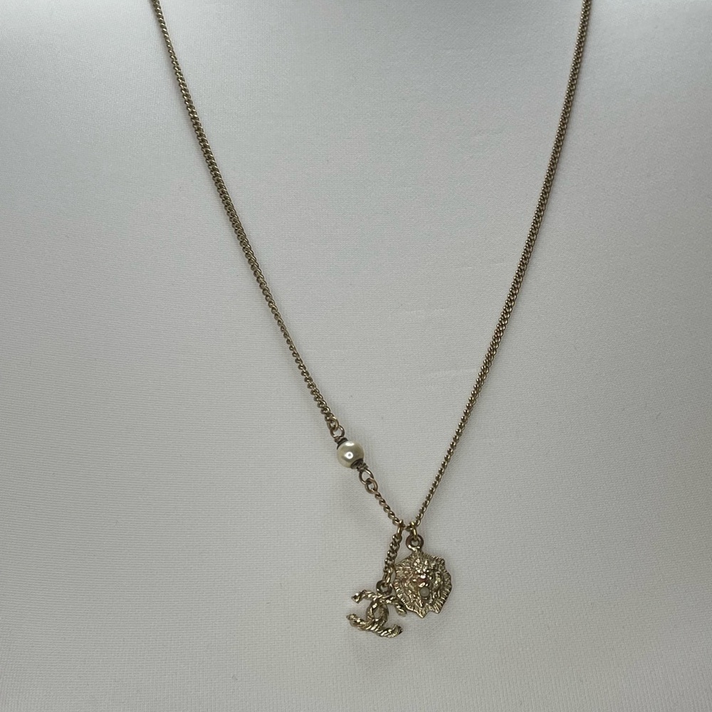 CHANEL CC Logo Lion Head Gold Tone pendant Necklace with dust bag and box